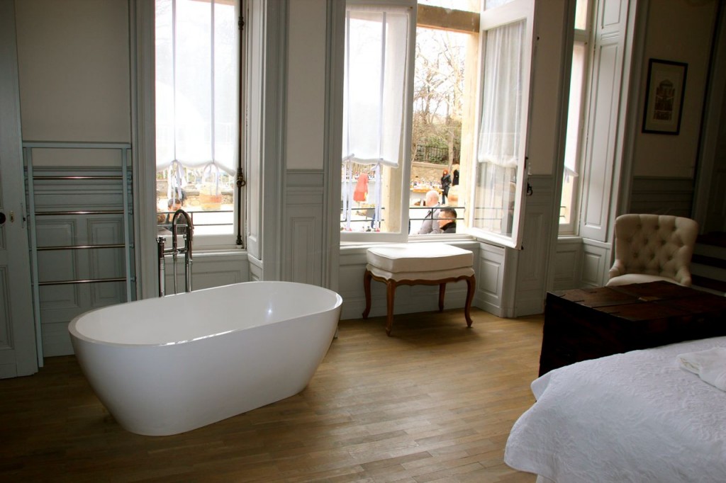 Carrasse suite with popup TV and bath in room