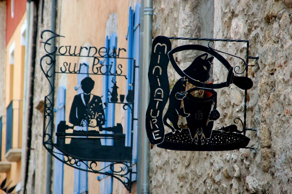 fortifies village signs