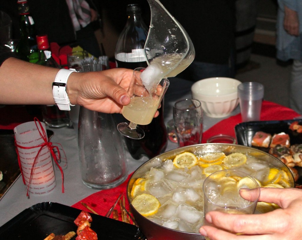 mixed drink made up of champagne, wine, hard stuff and fruit juice