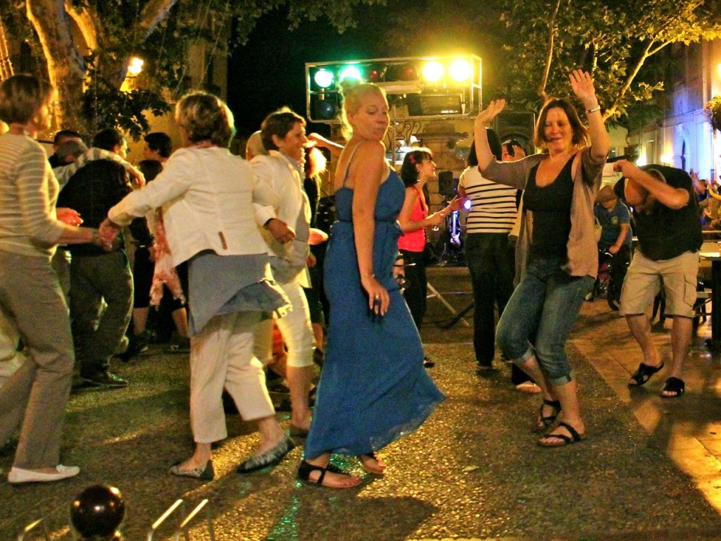 Kristen & Eva dance to Cotton Eye Joe too enthusiastically