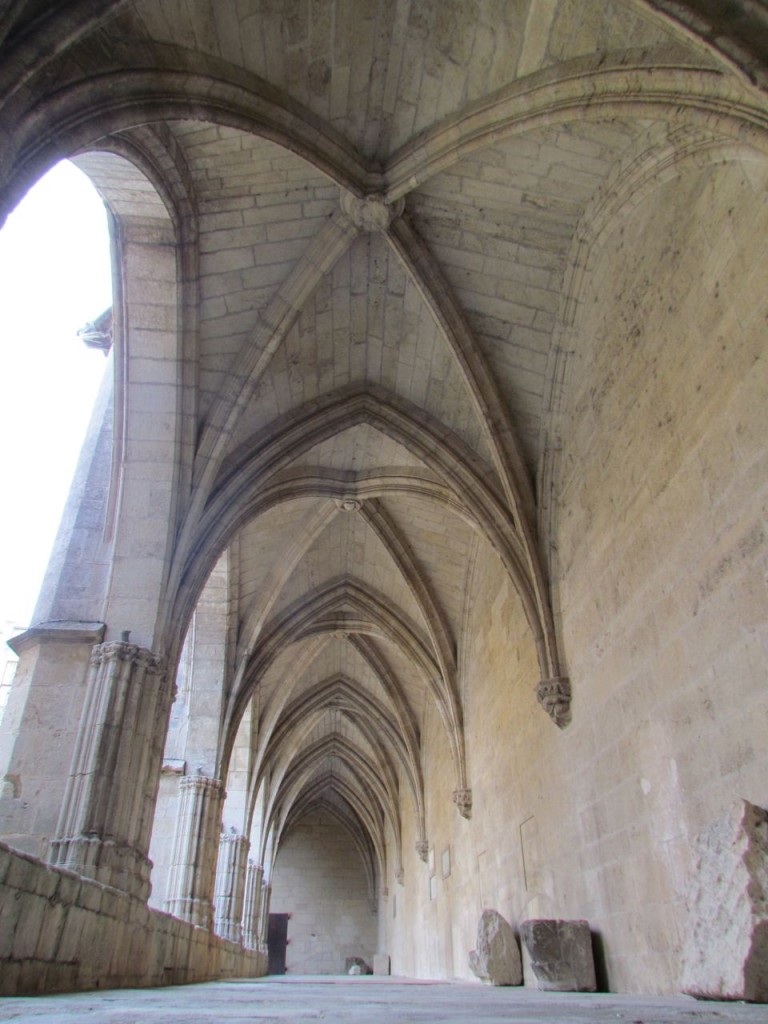 Saint Nazaire church Beziers courtyard