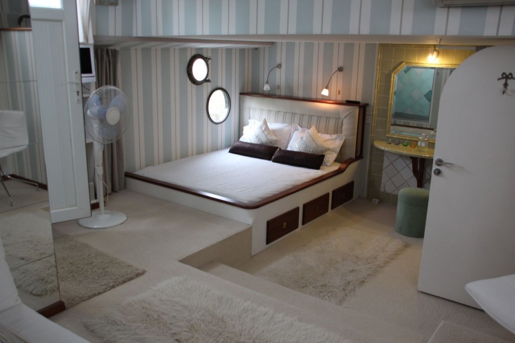 Esperance Lux barge bedroom