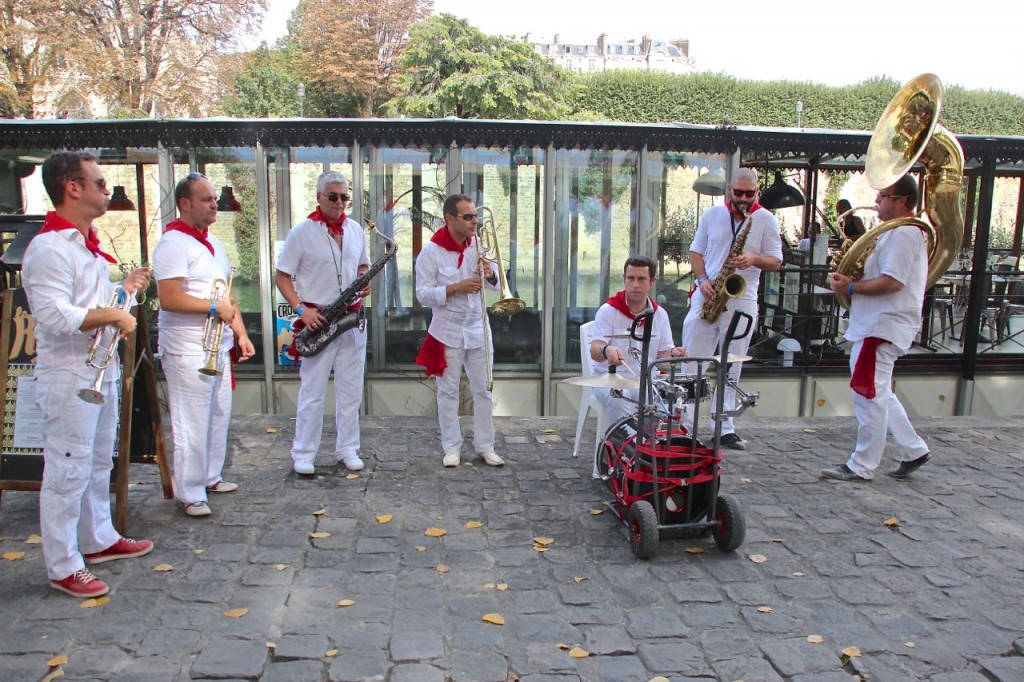 Languedoc band on the River Seine