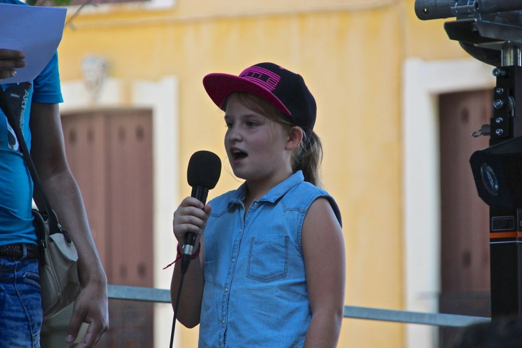 children sing in Capestang festival