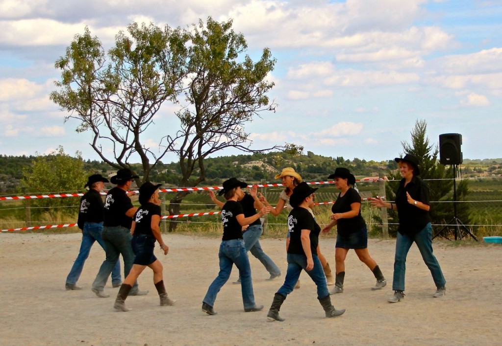 line dancing at La Fount Del Bosc