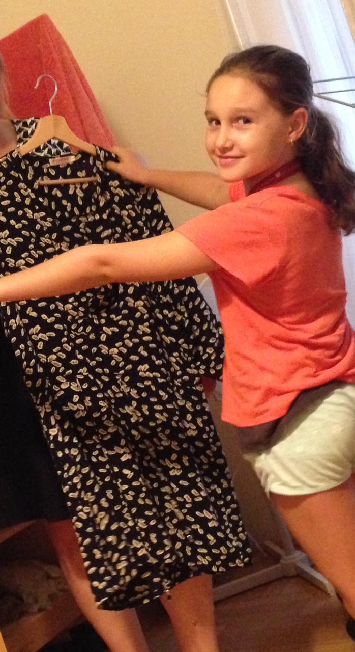 Hmaoir family, Angelina helps her mom