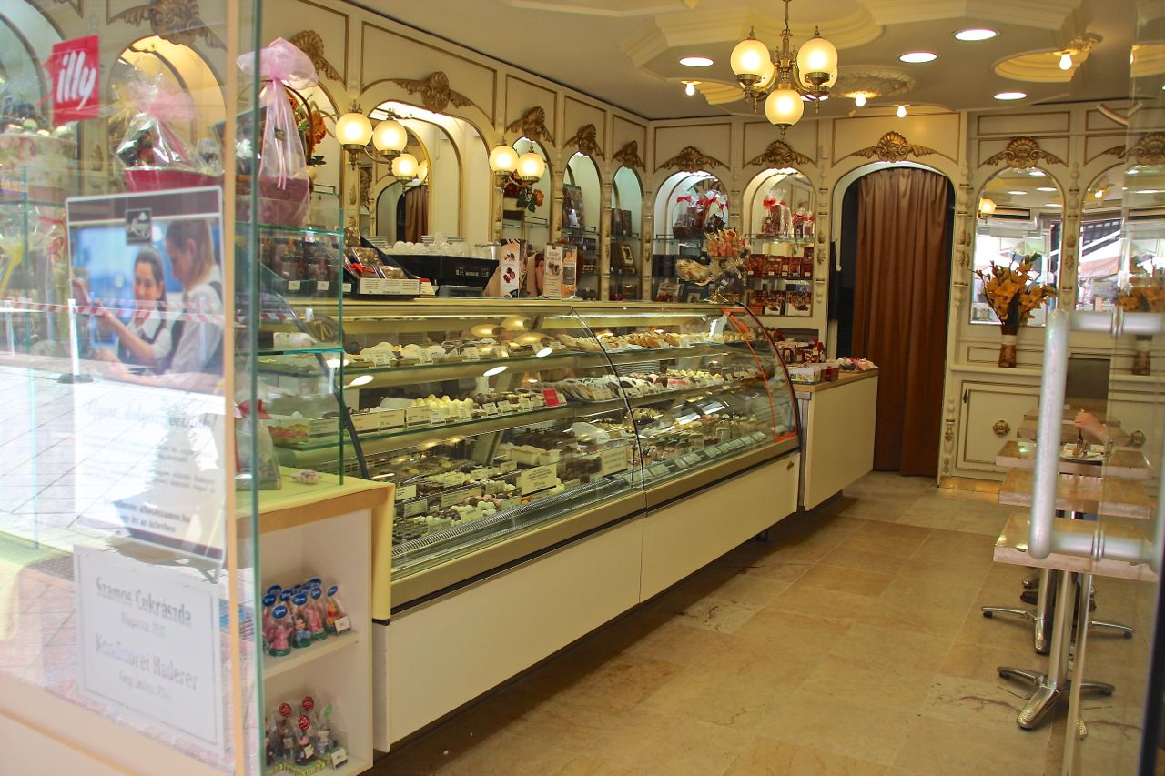 Szamos Cafe rules the block